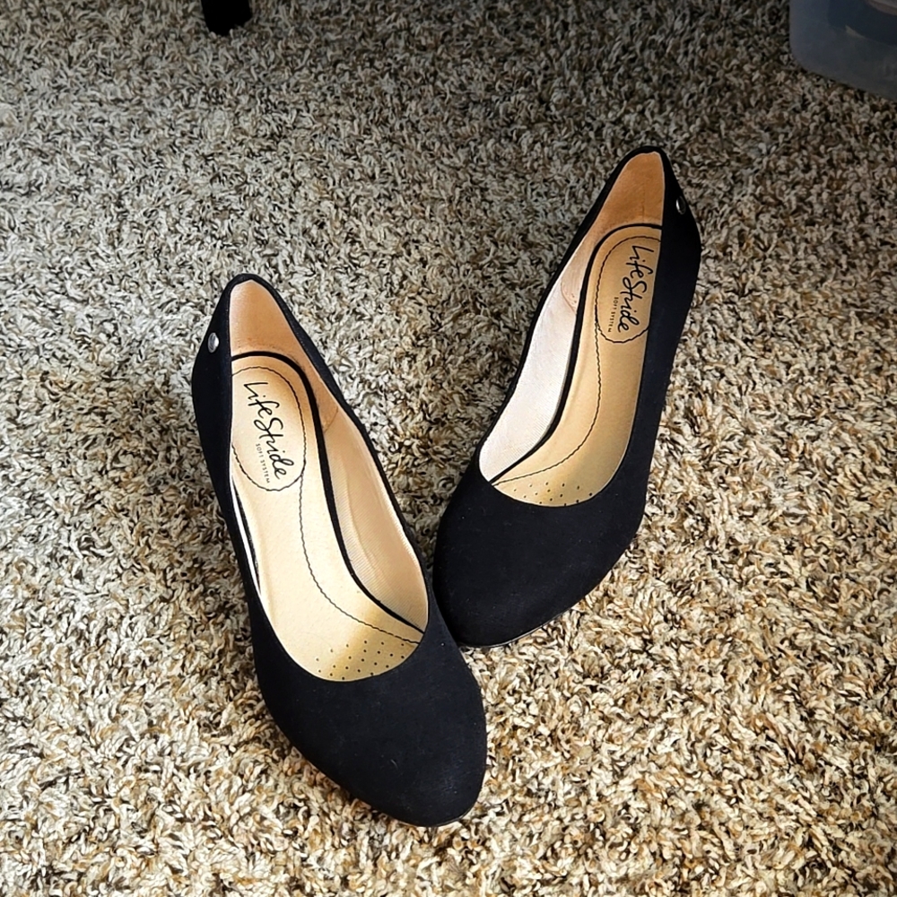 Life Stride black heel pumps